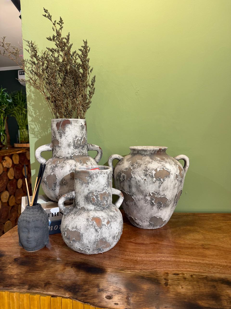 Ânforas envelhecidas cinza e terracota com flores secas